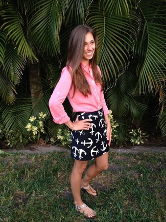 С чем носить темно-сине-белую мини-юбку с принтом