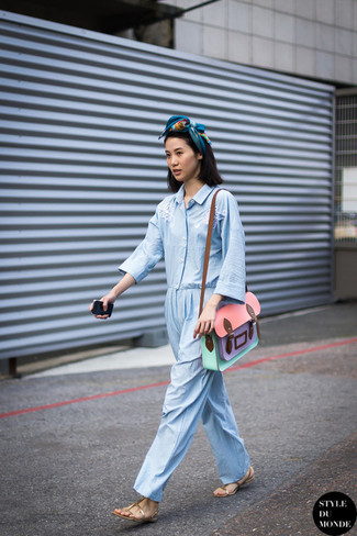 С чем носить темно-сине-белый шарф с принтом женщине