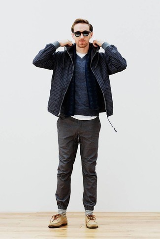 С чем носить темно-сине-белый шарф с принтом мужчине