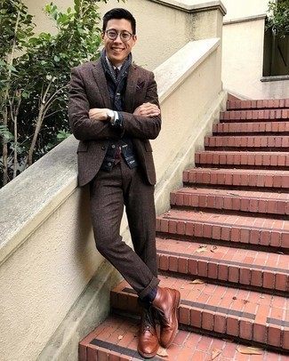 С чем носить темно-сине-белый шарф с принтом мужчине