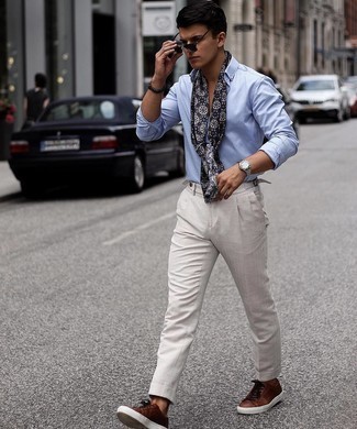 С чем носить темно-сине-белый шарф с принтом мужчине