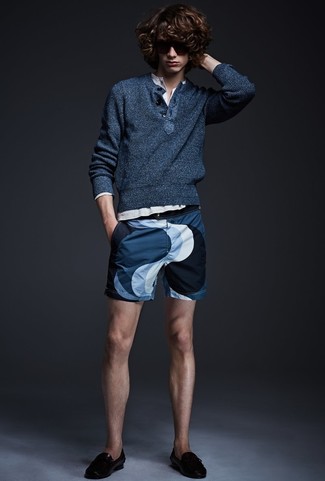 С чем носить темно-сине-белые шорты с принтом мужчине