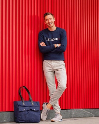 С чем носить темно-сине-белый свитшот с принтом мужчине