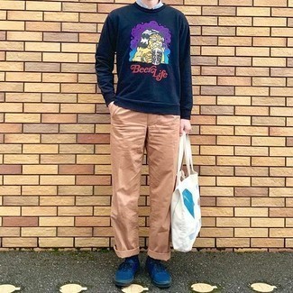 С чем носить темно-сине-белый свитшот с принтом мужчине