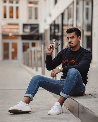 С чем носить темно-сине-белый свитшот с принтом мужчине