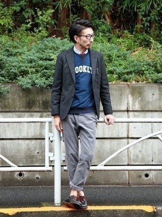 С чем носить темно-сине-белый свитшот с принтом мужчине