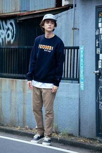 С чем носить темно-сине-белый свитшот с принтом мужчине