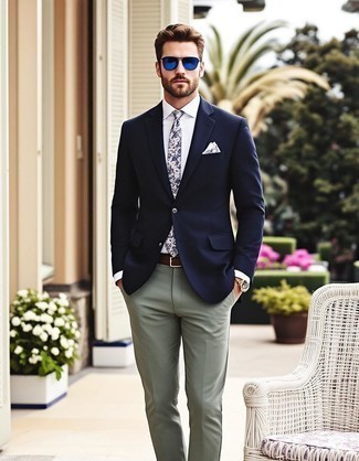 С чем носить темно-сине-белый галстук с принтом мужчине