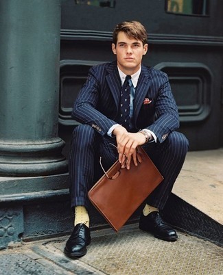 С чем носить темно-сине-белый галстук с принтом мужчине