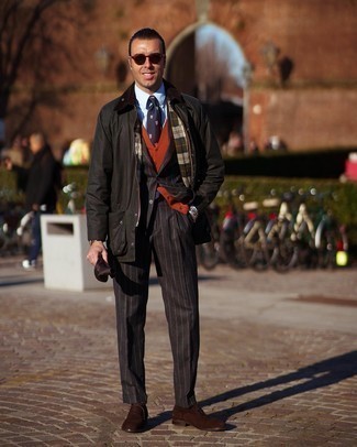 С чем носить темно-сине-белый галстук с принтом мужчине