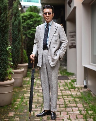 С чем носить темно-сине-белый галстук с принтом мужчине