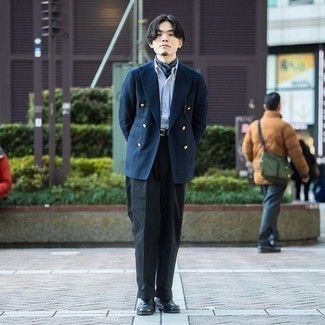 С чем носить темно-сине-белый шарф мужчине