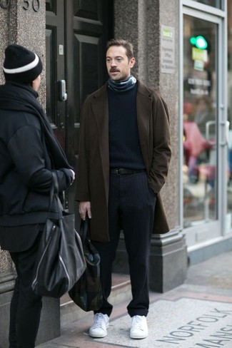 С чем носить темно-сине-белый шарф мужчине