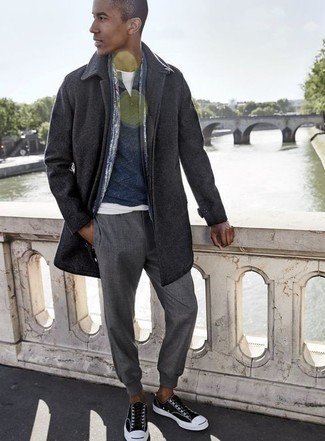 С чем носить темно-сине-белый шарф мужчине