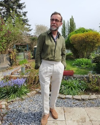 С чем носить темно-сине-белый шарф мужчине