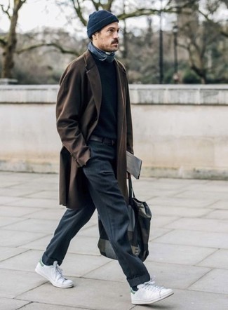 С чем носить темно-сине-белый шарф мужчине