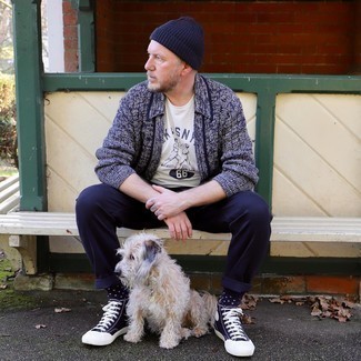 С чем носить темно-сине-белый кардиган с отложным воротником мужчине