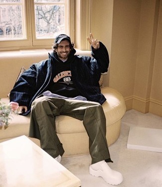 С чем носить темно-сине-белую куртку-рубашку мужчине