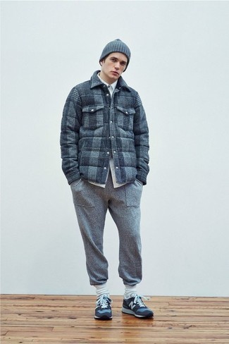 С чем носить темно-сине-белую куртку-рубашку мужчине