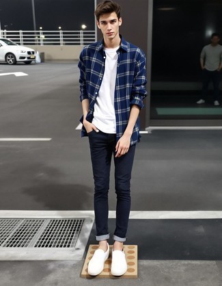 С чем носить темно-сине-белую рубашку мужчине