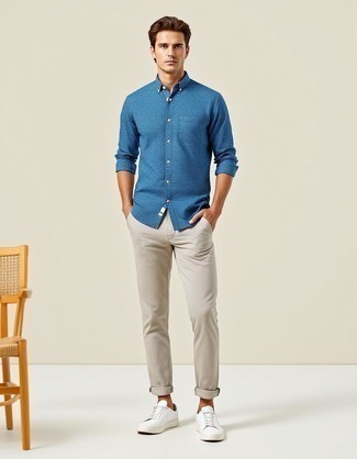 С чем носить темно-сине-белую рубашку мужчине