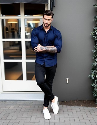 С чем носить темно-сине-белую рубашку мужчине