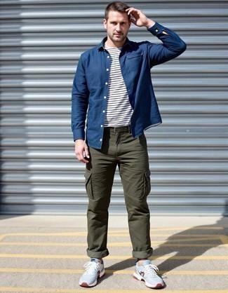 С чем носить темно-сине-белую рубашку мужчине