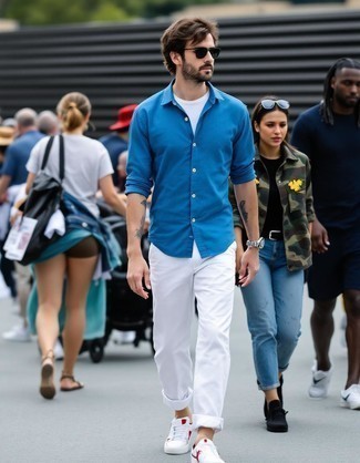 С чем носить темно-сине-белую рубашку мужчине