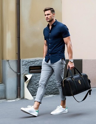 С чем носить темно-сине-белую рубашку мужчине