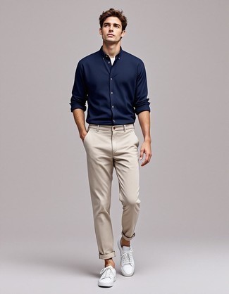 С чем носить темно-сине-белую рубашку мужчине