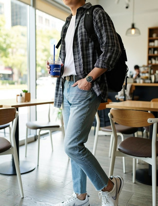 С чем носить темно-сине-белую рубашку мужчине