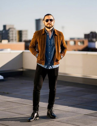 С чем носить темно-сине-белую рубашку мужчине