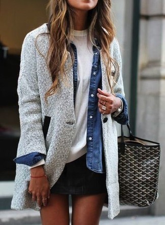 С чем носить темно-сине-белую рубашку женщине