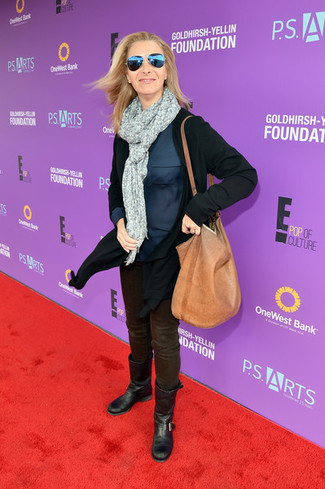 С чем носить темно-сине-белую рубашку женщине