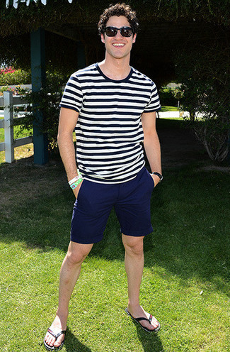 Какие сланцы носить с темно-сине-белыми шортами мужчине