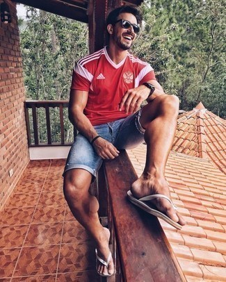 Какие сланцы носить с темно-сине-белыми шортами мужчине