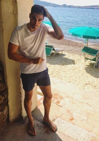 Какие сланцы носить с темно-сине-белыми шортами мужчине