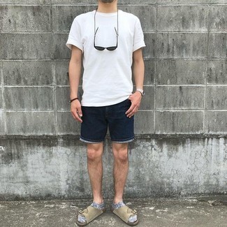 С чем носить темно-сине-белые шорты мужчине