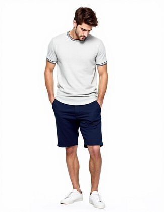 С чем носить темно-сине-белые шорты мужчине