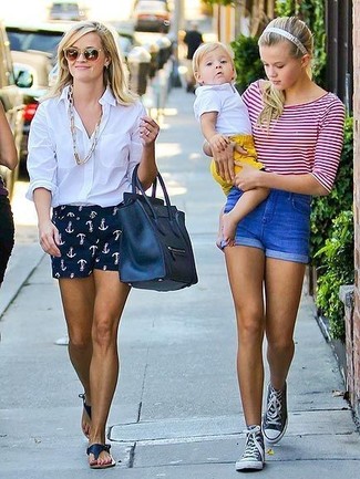 С чем носить темно-сине-белые шорты женщине