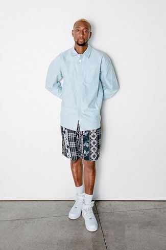 С чем носить темно-сине-белые шорты мужчине