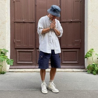 С чем носить темно-сине-белые шорты мужчине