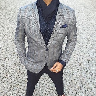 С чем носить темно-сине-белый шелковый нагрудный платок