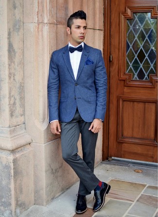 С чем носить темно-сине-белый шелковый нагрудный платок