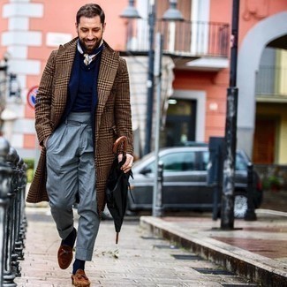 С чем носить темно-сине-белый шелковый шарф мужчине