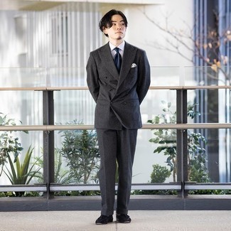 С чем носить темно-сине-белый шелковый галстук мужчине