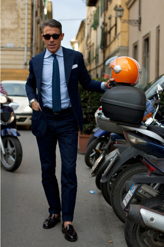 С чем носить темно-сине-белый шелковый галстук мужчине