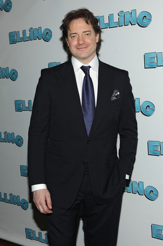 С чем носить темно-сине-белый шелковый галстук мужчине