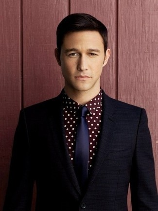 С чем носить темно-сине-белый шелковый галстук мужчине