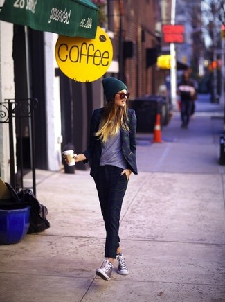 С чем носить темно-сине-белые узкие брюки